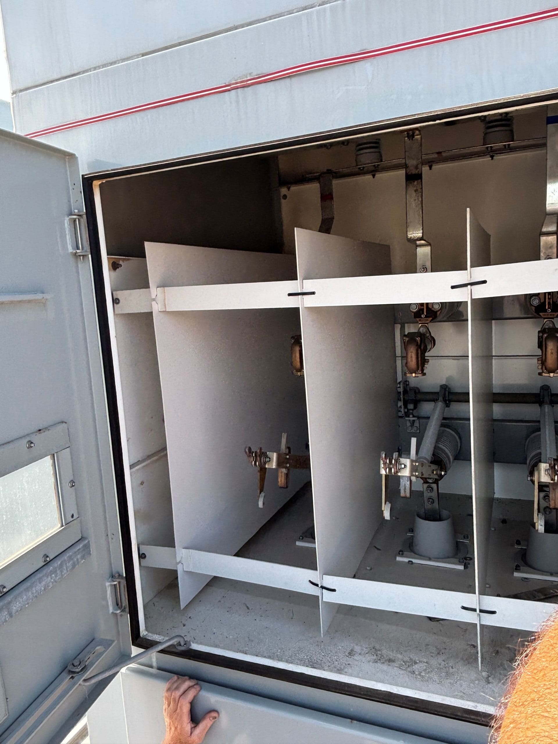 Used Eaton 1200A 38KV vacuum breaker model 380VCP-WR25 with isolation switch - Nema 3R rated - Image 11