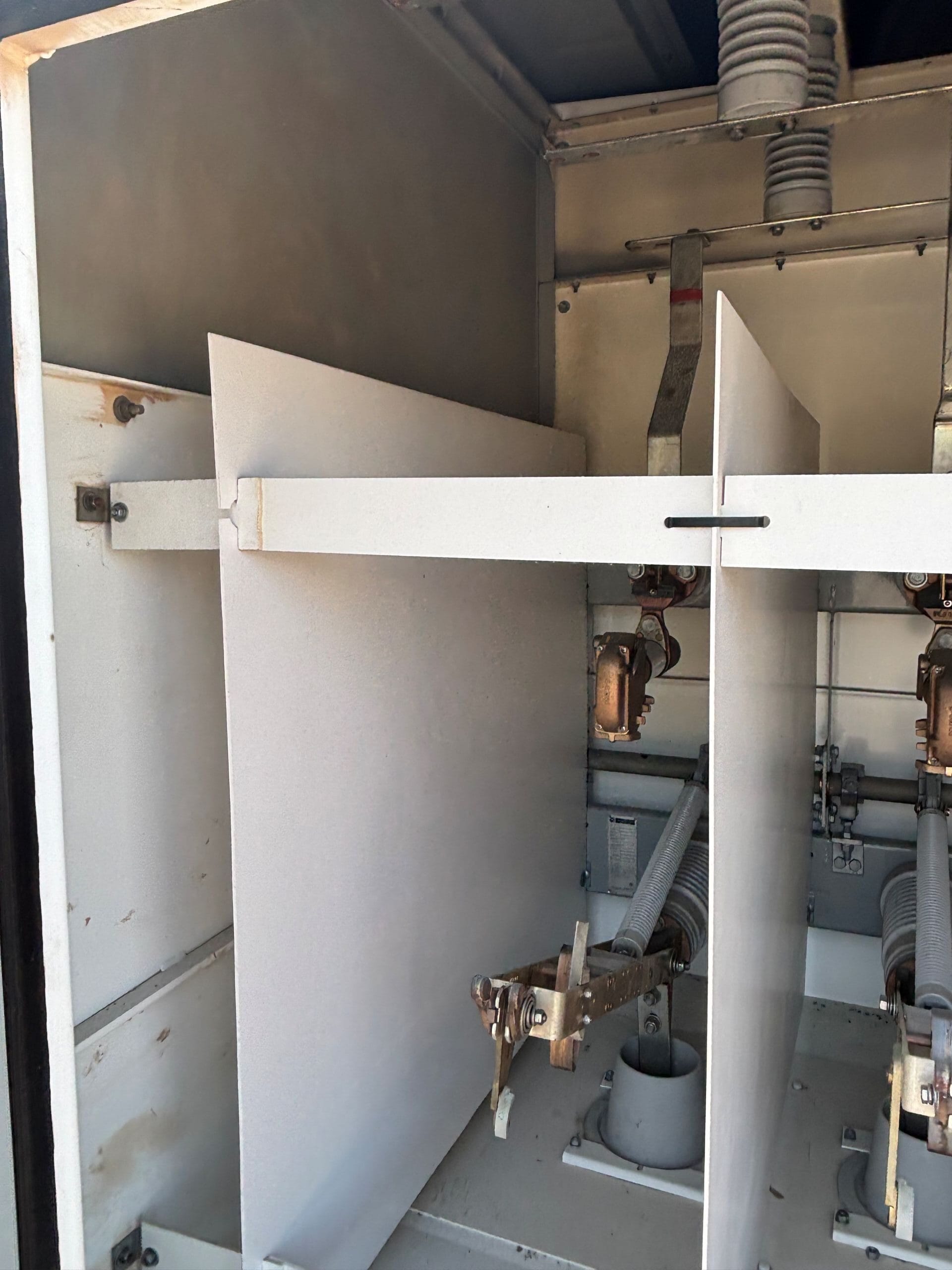 Used Eaton 1200A 38KV vacuum breaker model 380VCP-WR25 with isolation switch - Nema 3R rated - Image 2