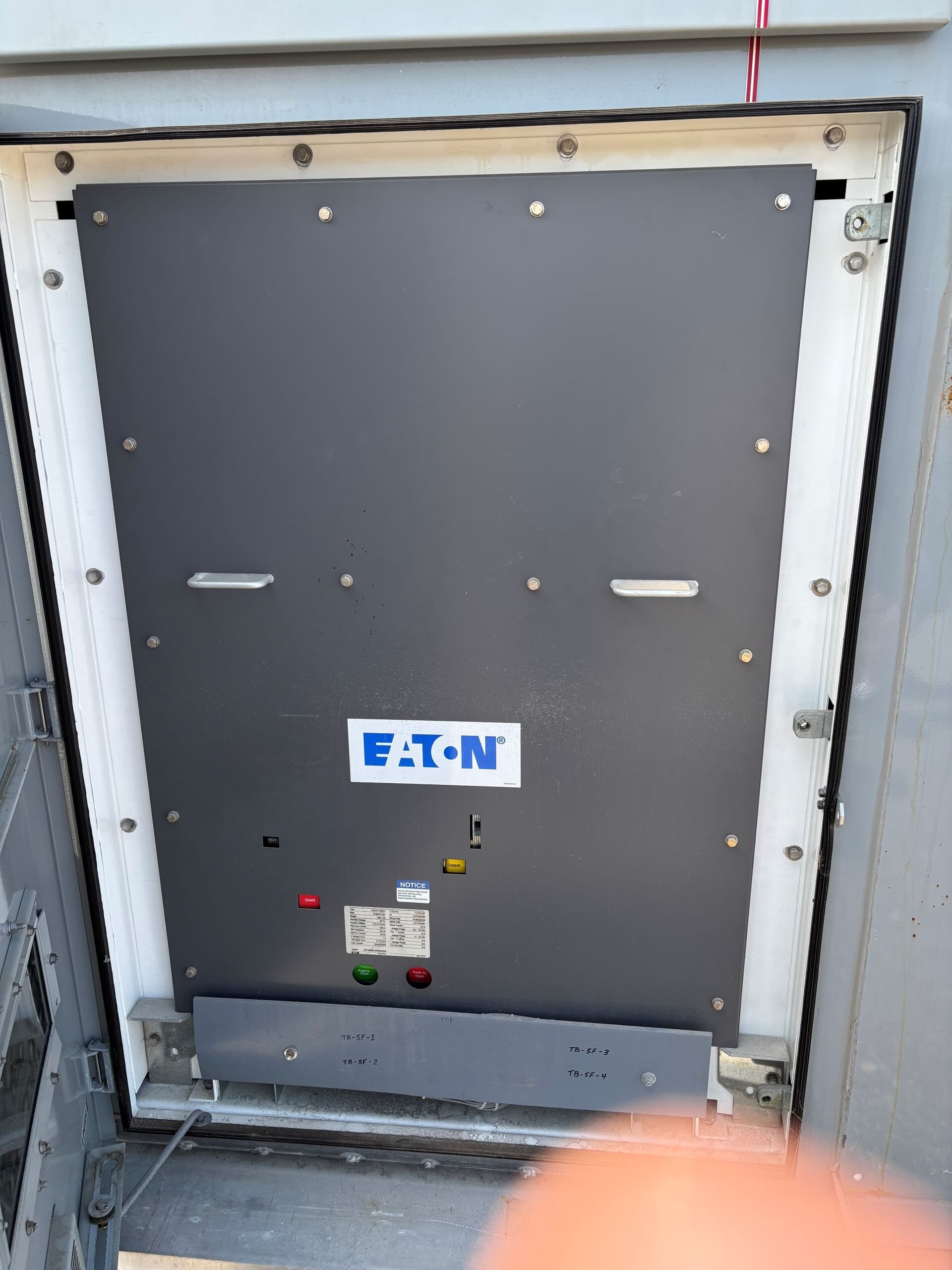 Used Eaton 1200A 38KV vacuum breaker model 380VCP-WR25 with isolation switch - Nema 3R rated - Image 10