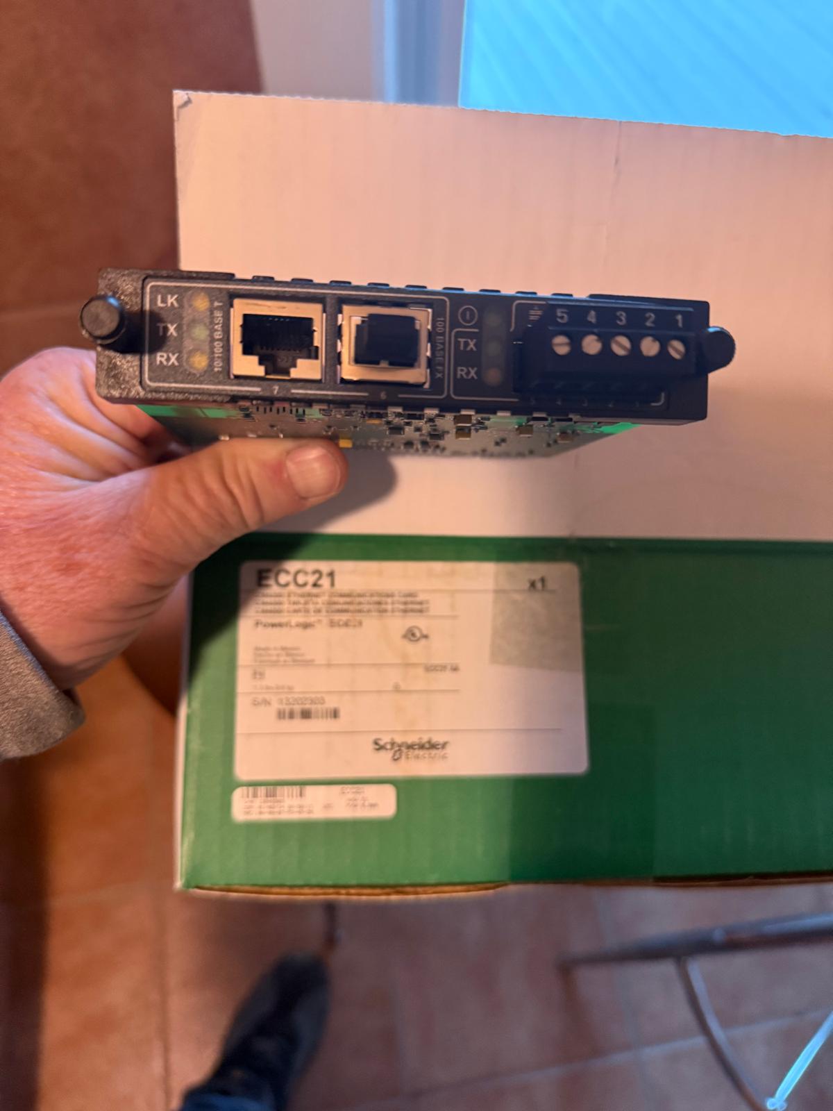 New Schneider / Square-D PowerLogic CM4000/3000 Ethernet communication card - 10/100 Mbits/s copper or 100 Mbits/s fiber-optic model ECC21 - Image 2